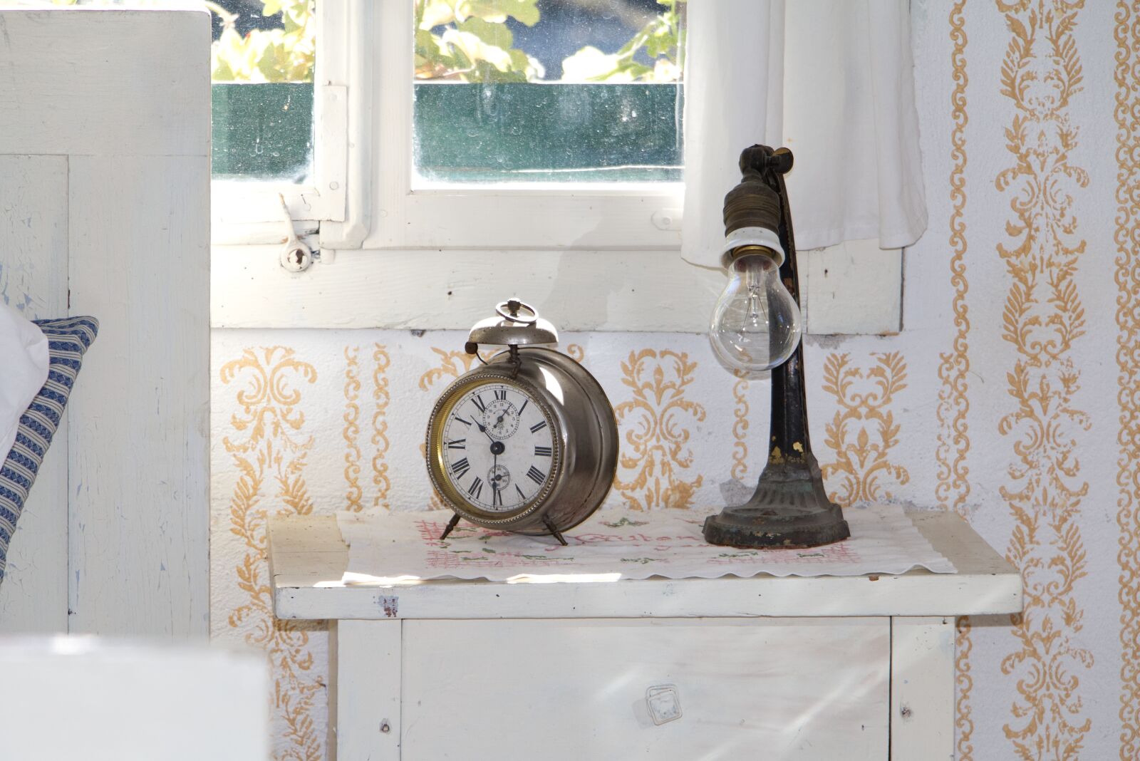 Canon EOS 70D sample photo. Clock, alarm clock, bedroom photography