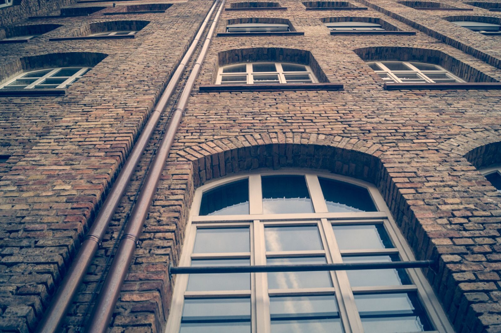 Sony DT 18-55mm F3.5-5.6 SAM II sample photo. Wall, window, building photography