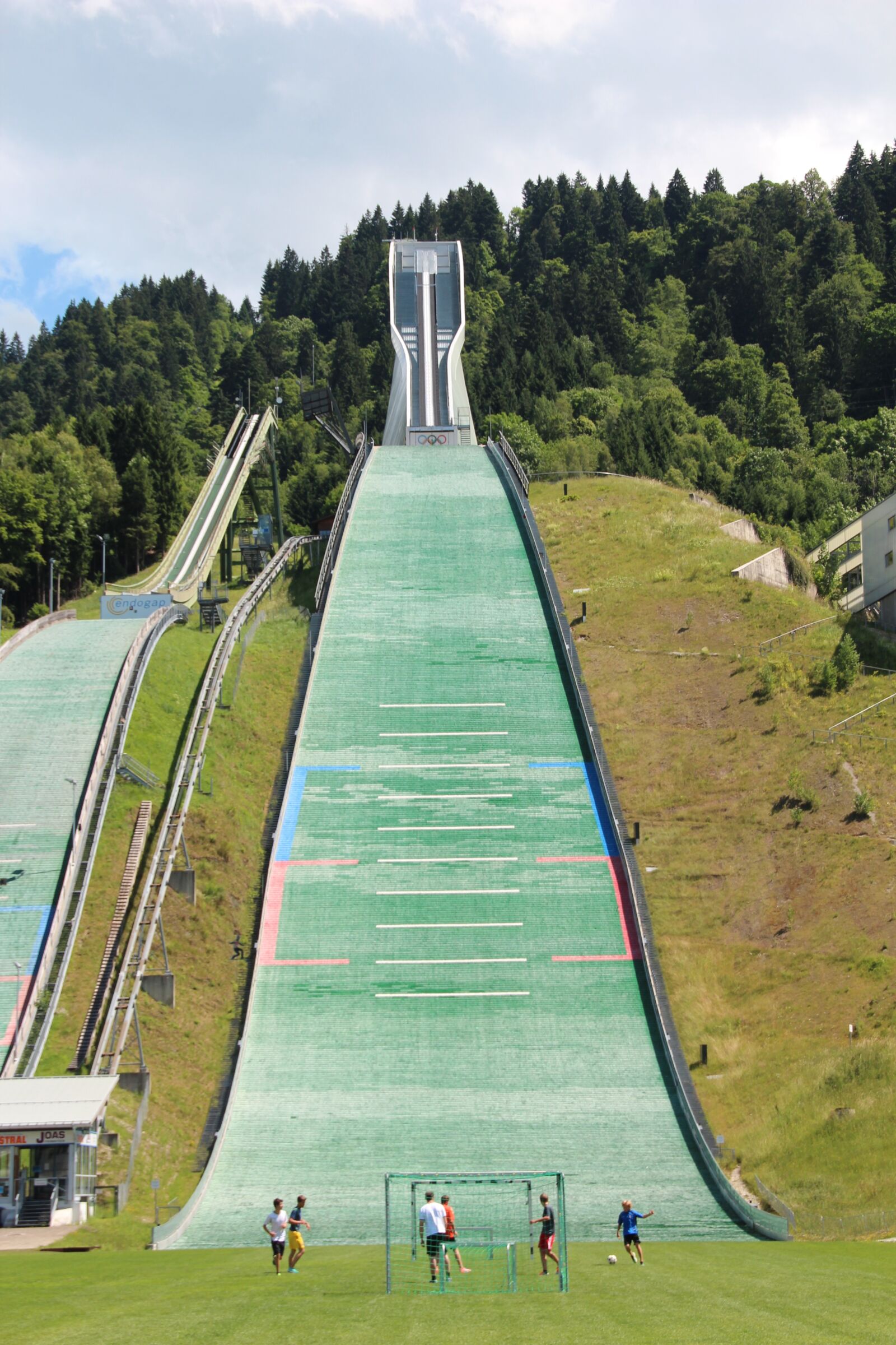 Canon EOS 600D (Rebel EOS T3i / EOS Kiss X5) sample photo. Ski jump, football player photography