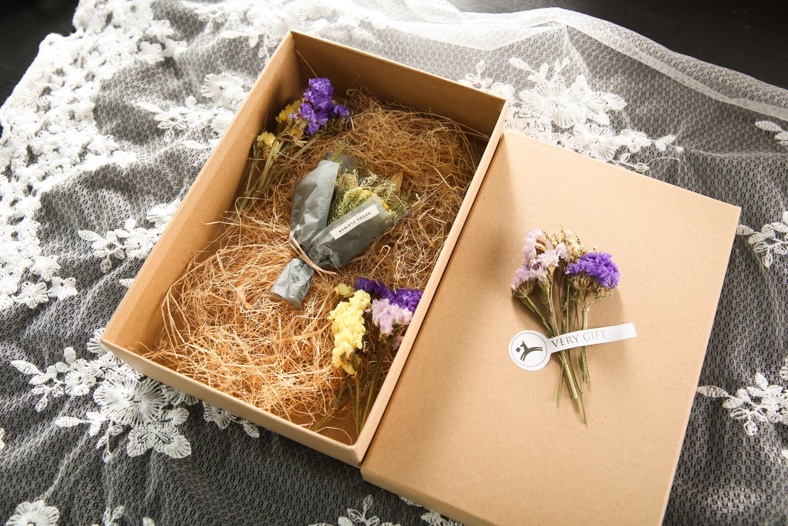 Canon EF 24-70mm F2.8L II USM sample photo. Packaging, flower, gift photography