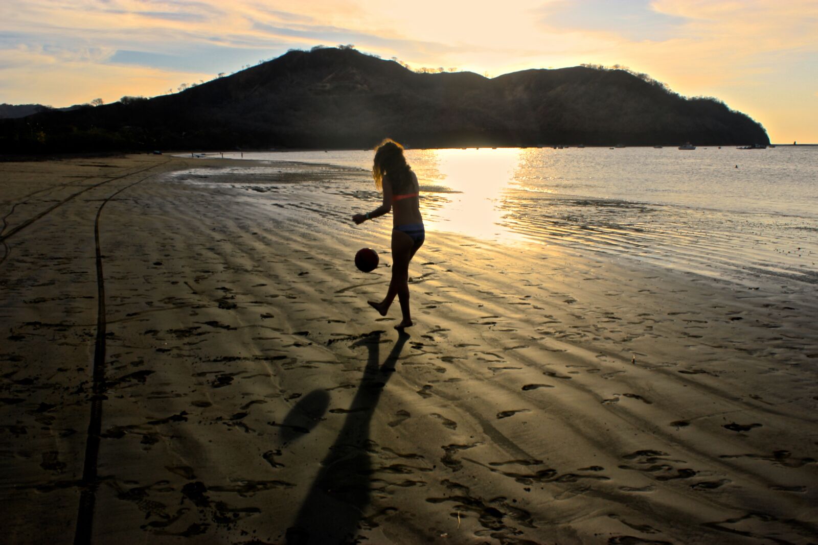 Canon EOS 600D (Rebel EOS T3i / EOS Kiss X5) sample photo. Girl, soccer, sunset photography