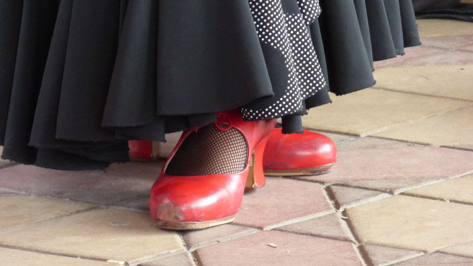 Panasonic DMC-FZ72 sample photo. Shoes, red, flamenco photography