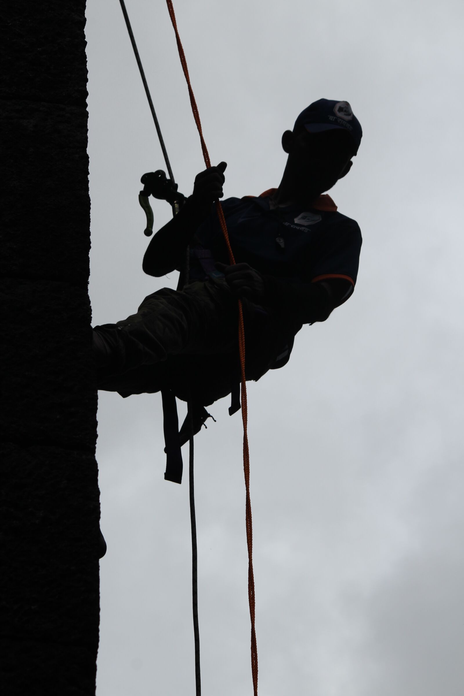 Canon EOS 1200D (EOS Rebel T5 / EOS Kiss X70 / EOS Hi) sample photo. Struggle, catch, climb photography