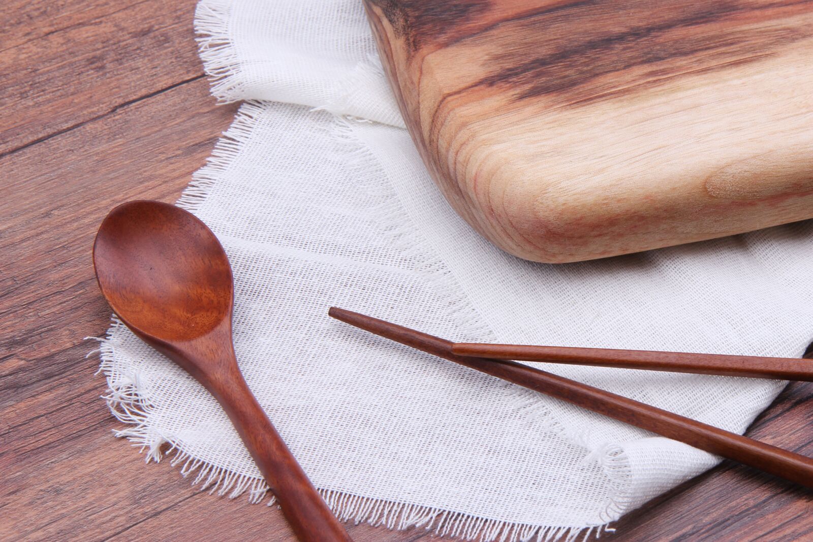 Canon EOS 550D (EOS Rebel T2i / EOS Kiss X4) sample photo. Thomas, wooden table, kitchen photography