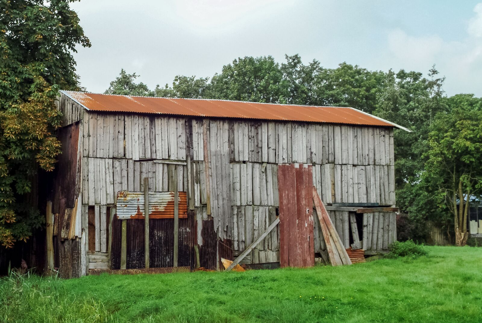 Fujifilm FinePix S2 Pro sample photo. Old, barn, rustic photography