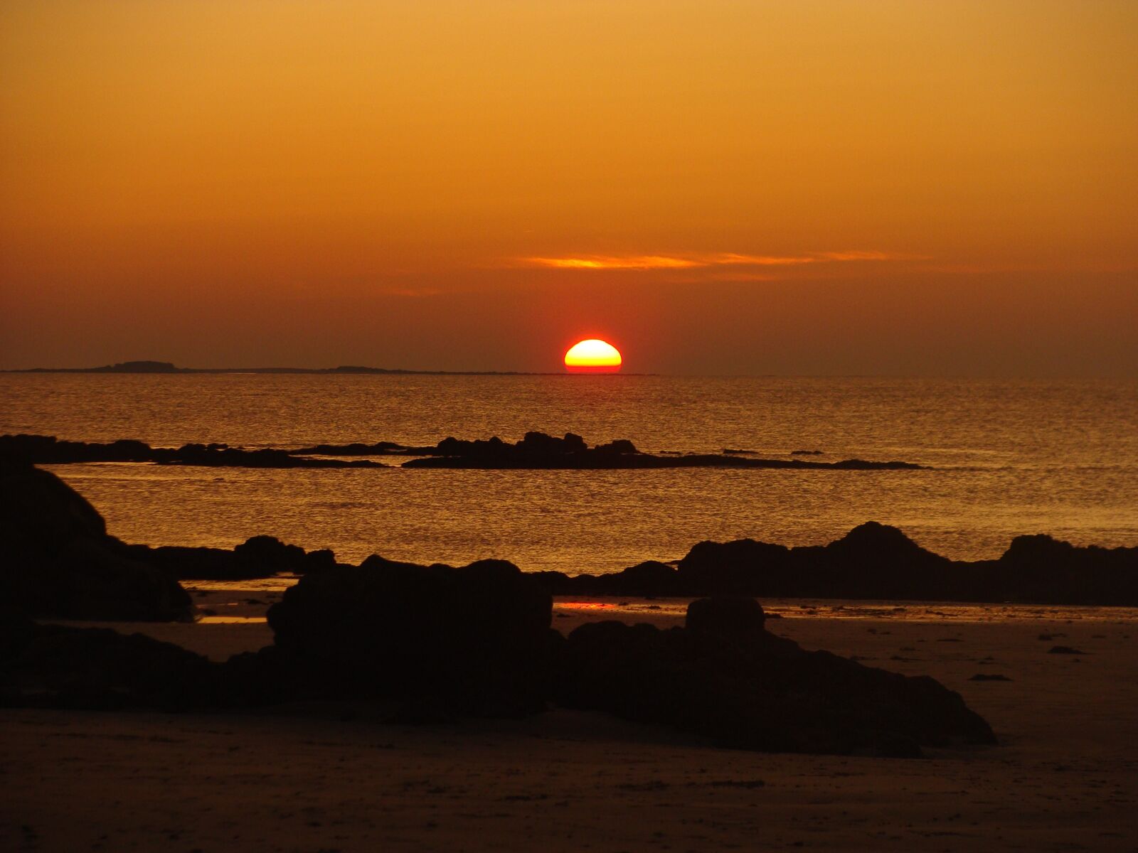 Sony Cyber-shot DSC-H10 sample photo. Sun dipping, sea, rocks photography