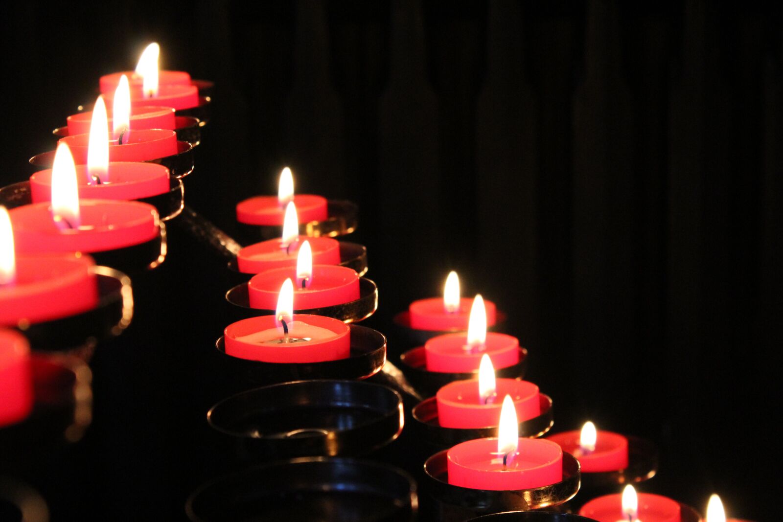 Canon EOS 1200D (EOS Rebel T5 / EOS Kiss X70 / EOS Hi) sample photo. Light, candle, church photography