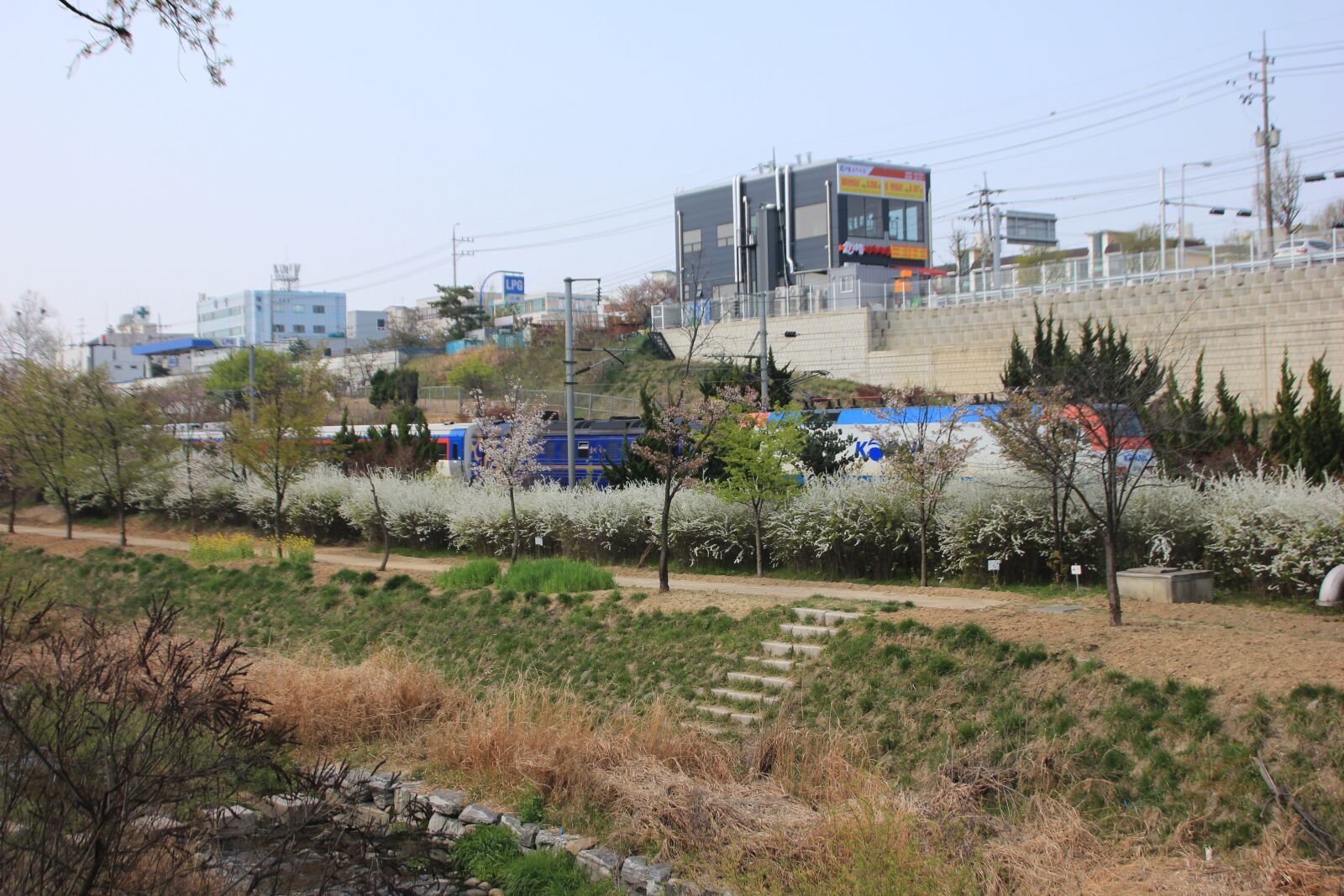 Canon EOS 600D (Rebel EOS T3i / EOS Kiss X5) sample photo. Korea, railway, transportation photography