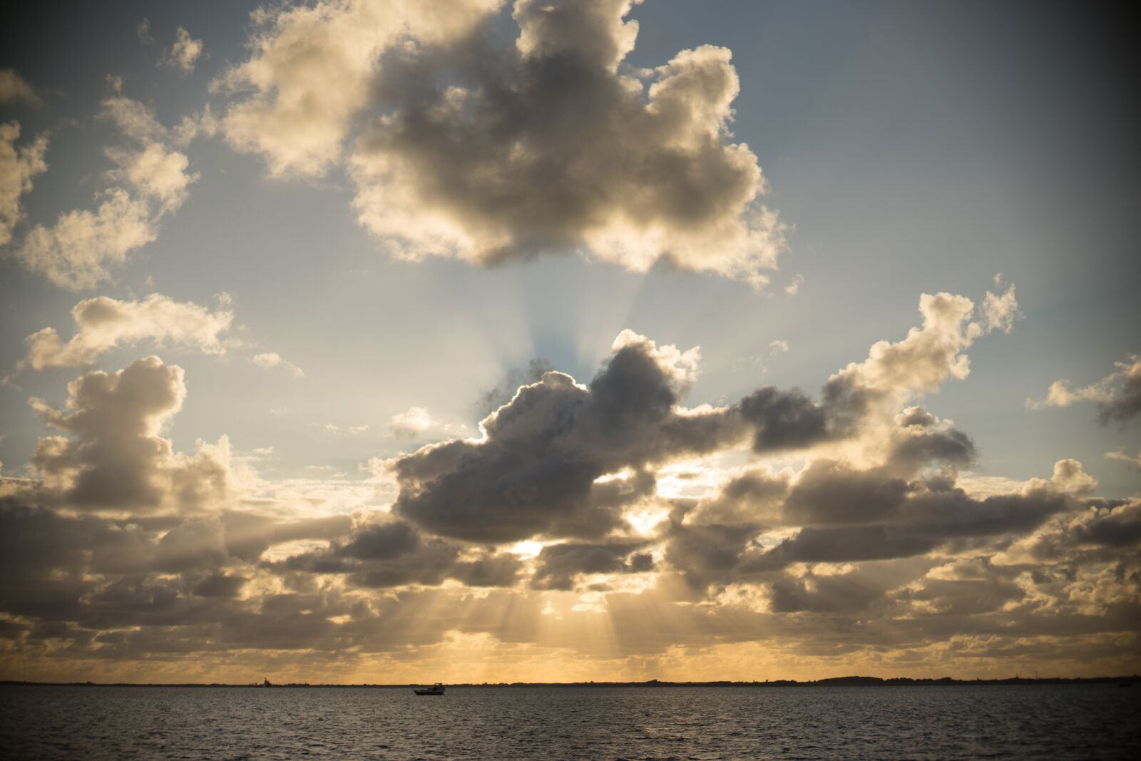 Sony a7 + Sony DT 50mm F1.8 SAM sample photo. Sunset, clouds, sea photography