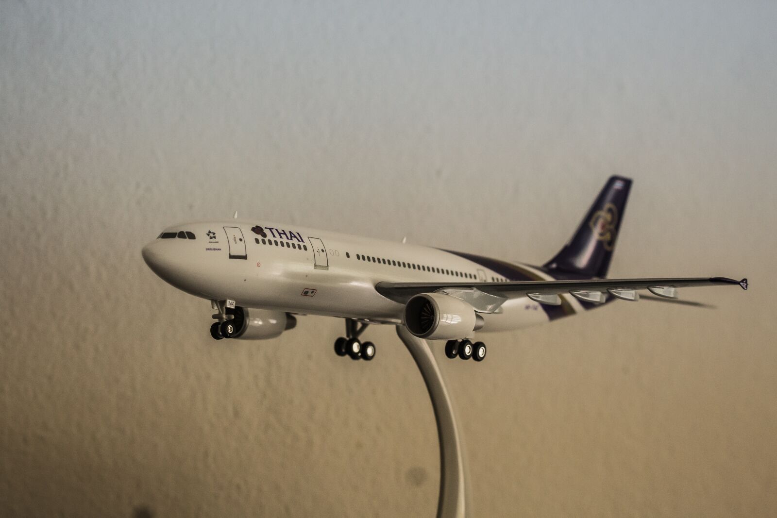 Canon EOS 700D (EOS Rebel T5i / EOS Kiss X7i) + Canon EF 50mm F1.8 STM sample photo. Model, airplane, flight pattern photography