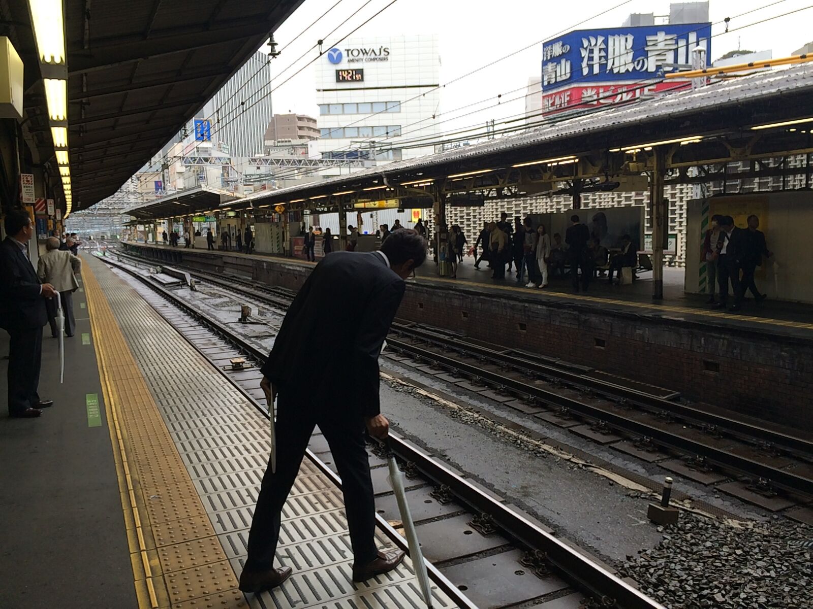 iPhone 5s back camera 4.15mm f/2.2 sample photo. Lonley, train, station photography