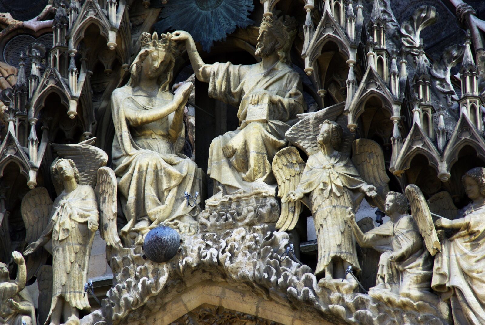 Pentax K200D sample photo. Reims, cathedral, sculptures photography