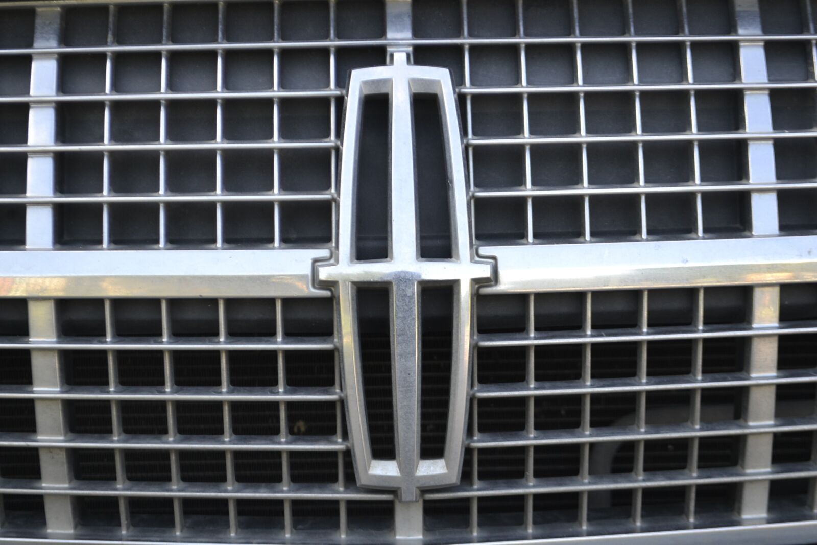 Nikon D3100 sample photo. Lincoln mkz, grill, car photography
