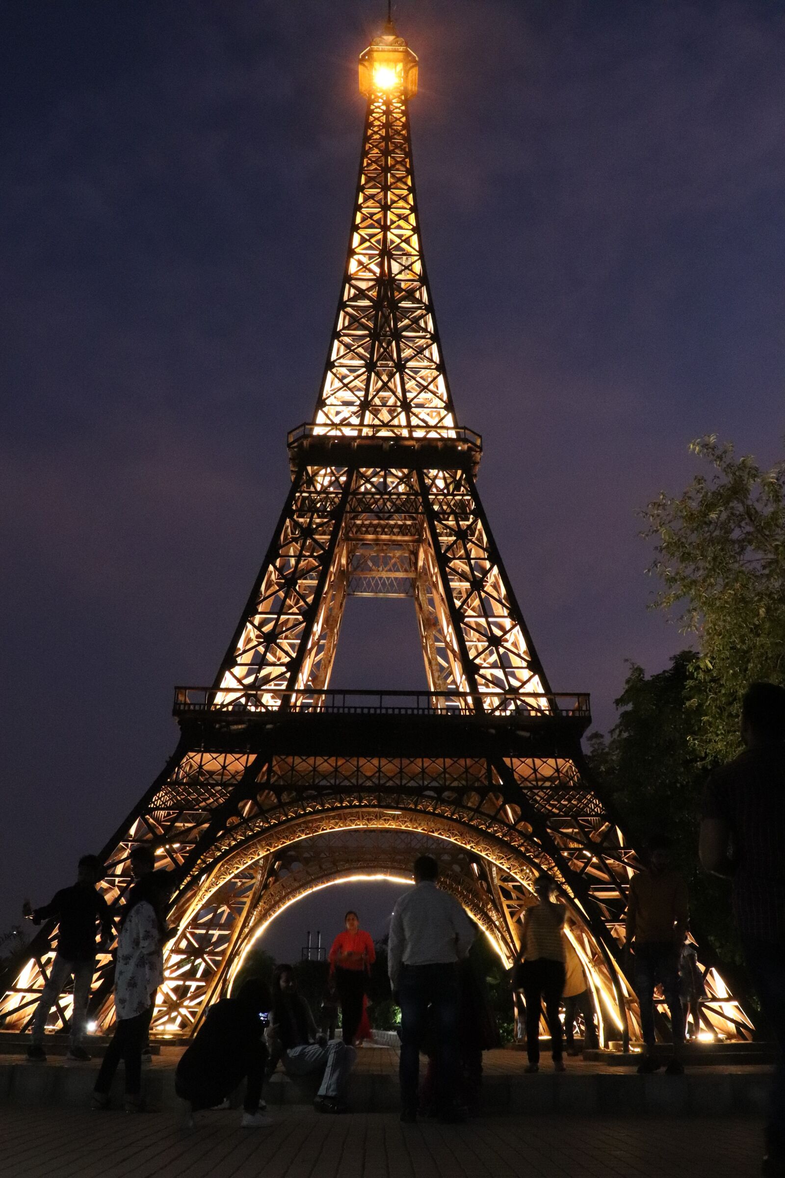 Canon EOS 200D (EOS Rebel SL2 / EOS Kiss X9) sample photo. Eiffel tower, waste of photography