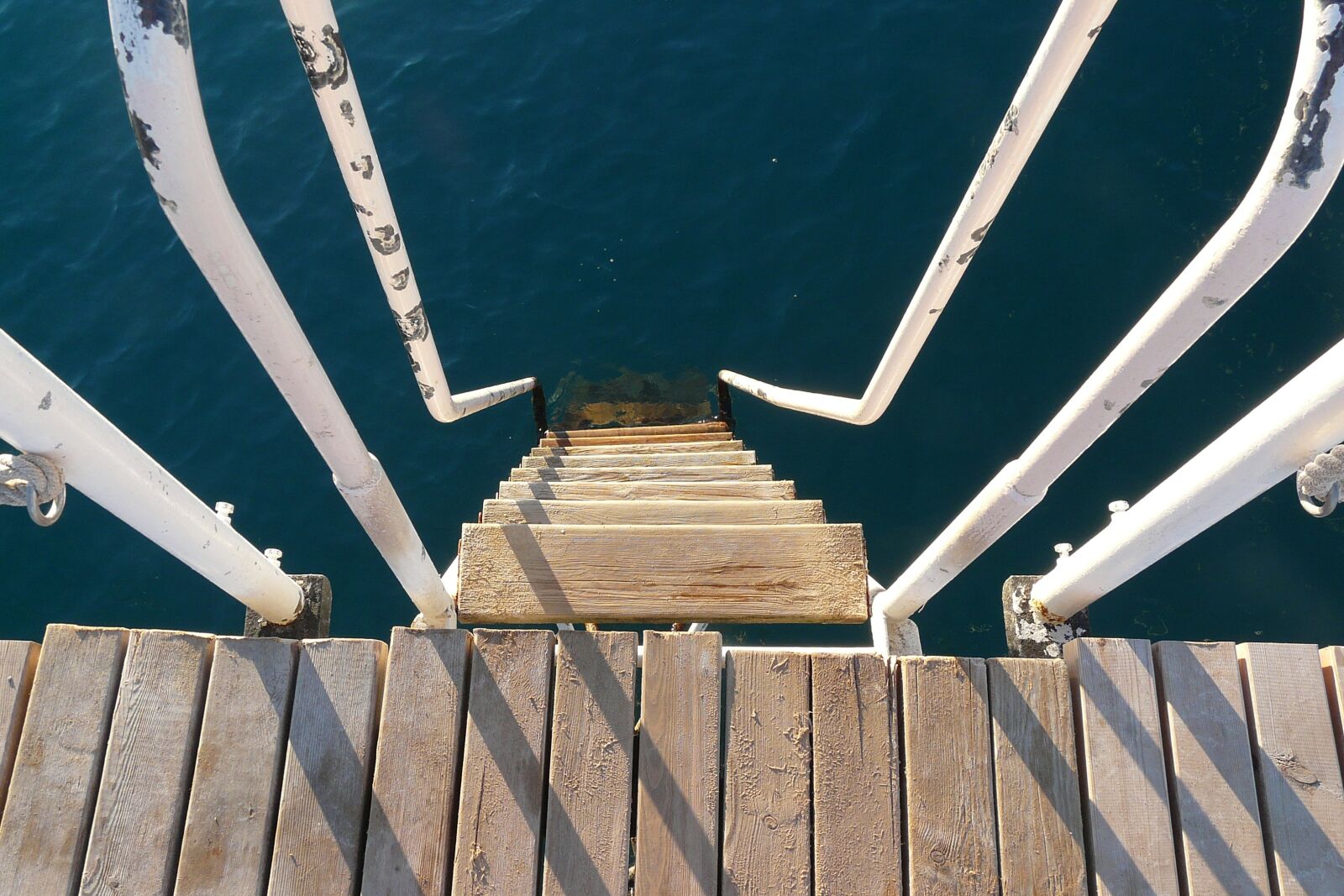 Panasonic DMC-FZ18 sample photo. Jetty, stairs, head photography