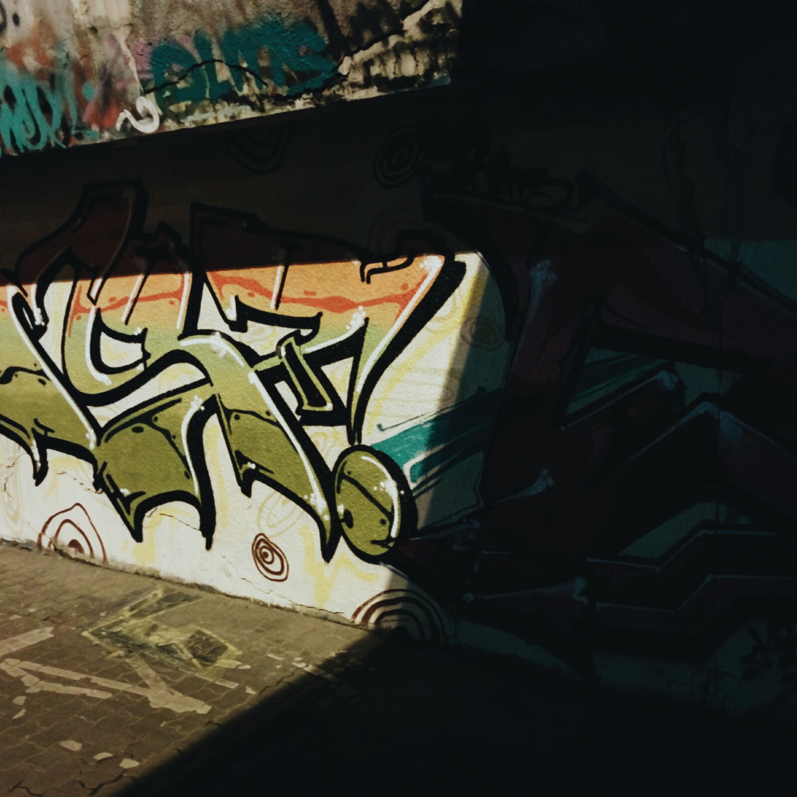 LG Nexus 5 sample photo. City, graffiti, mobile, shadow photography
