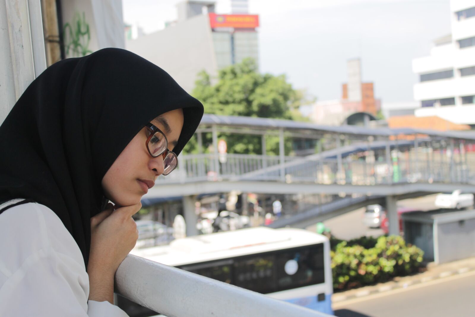 Canon EOS 1100D (EOS Rebel T3 / EOS Kiss X50) sample photo. Woman, bridge, hijab photography