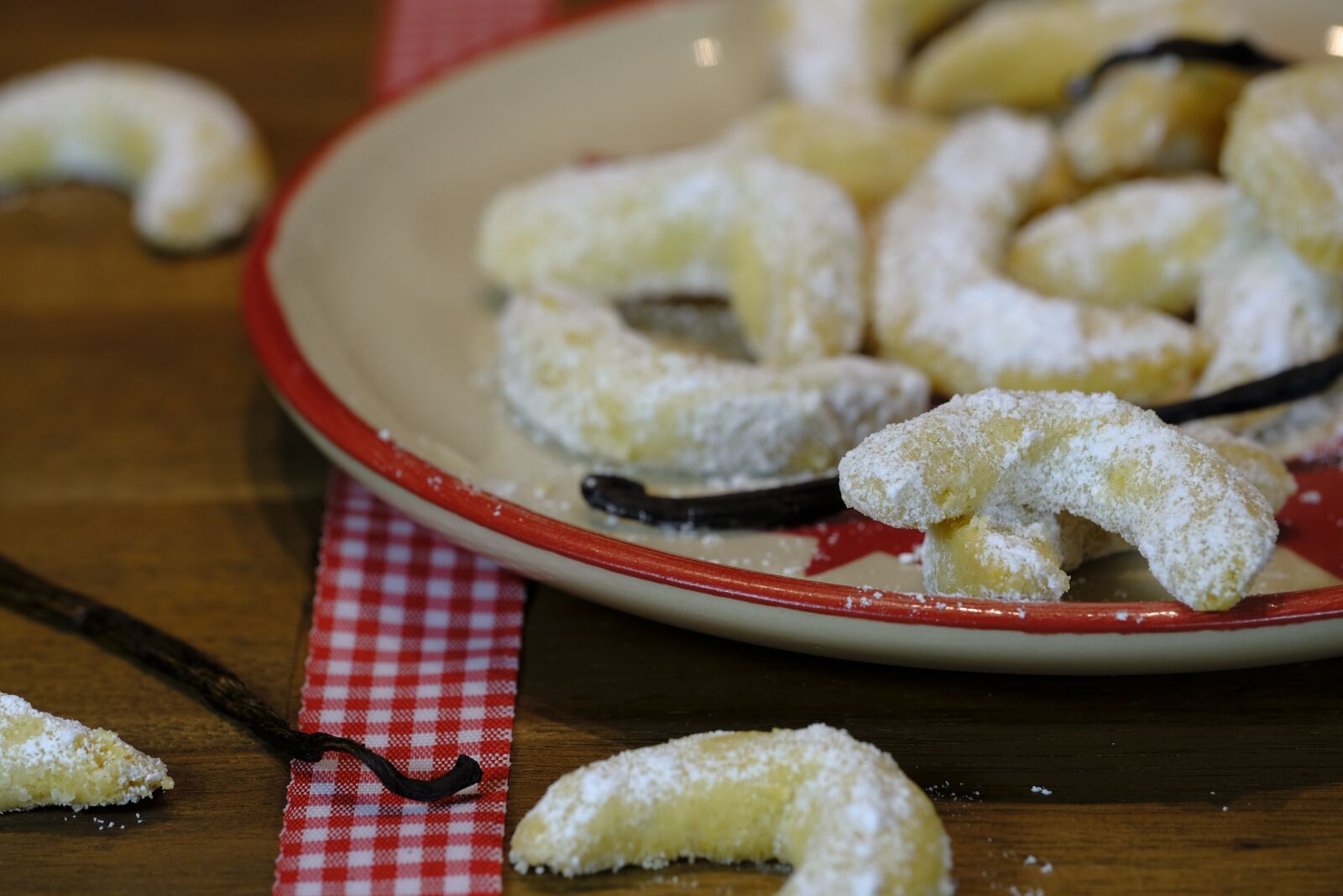 Fujifilm X-T2 + Fujifilm XF 80mm F2.8 R LM OIS WR Macro sample photo. Cookie, crescents, vanillekipferl photography