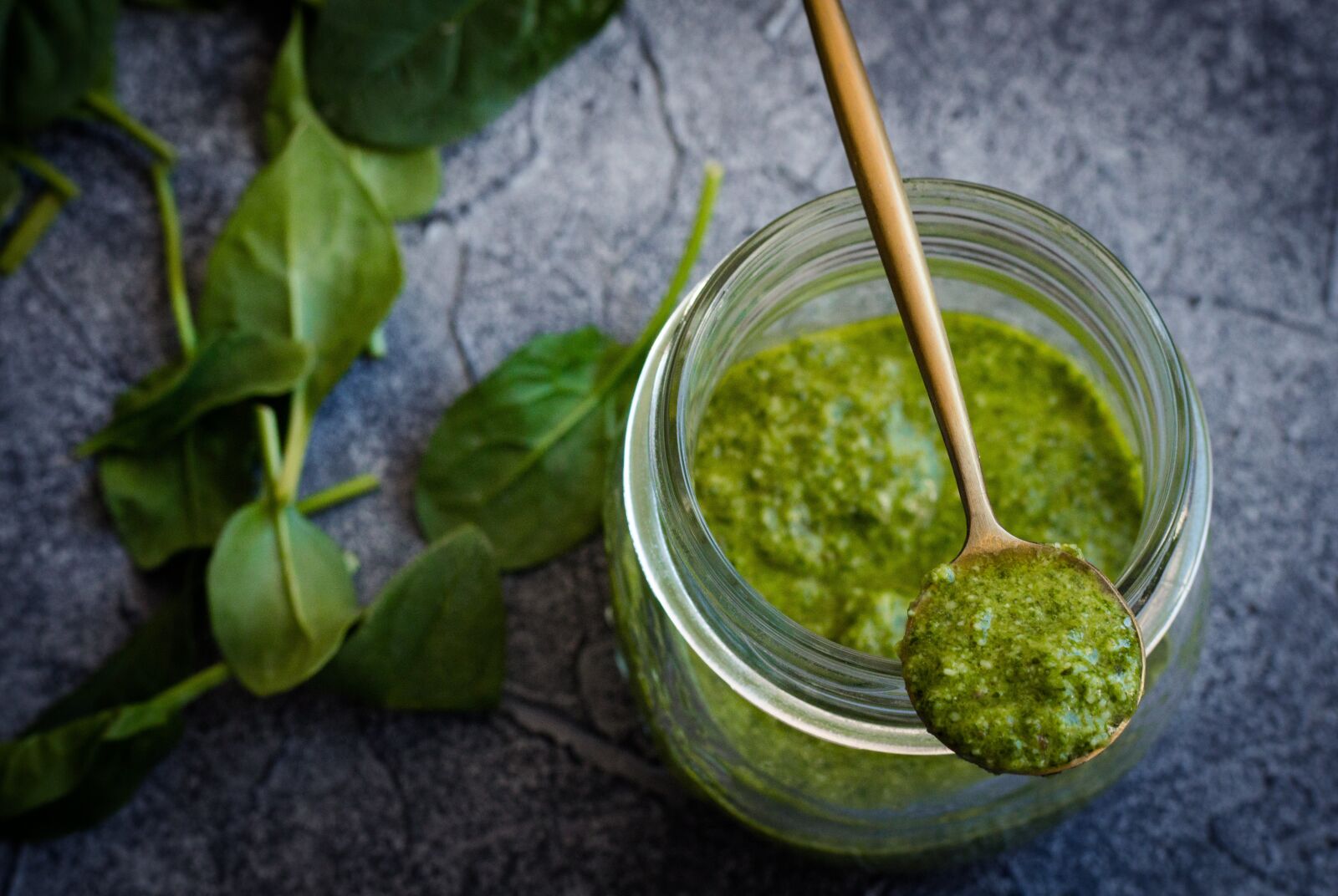 Canon EOS 650D (EOS Rebel T4i / EOS Kiss X6i) + Canon EF 50mm F1.8 STM sample photo. Pesto, greens, sauce photography