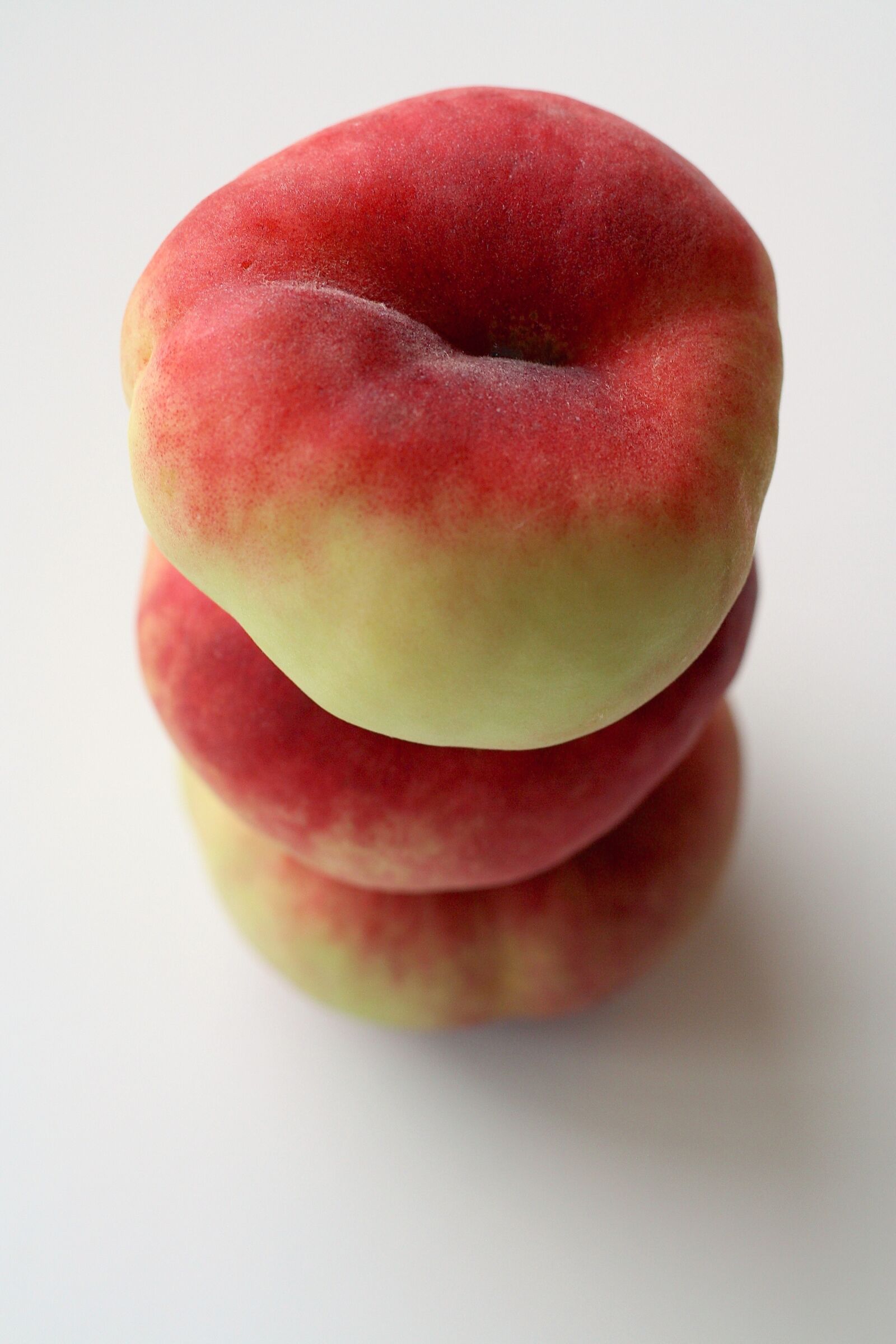 Canon EOS 1000D (EOS Digital Rebel XS / EOS Kiss F) sample photo. Peaches, saturn peaches, saturn photography