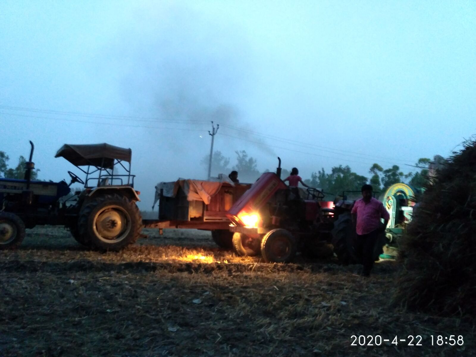 Xiaomi Redmi 3S sample photo. Wheat harvesting, harvesting, tractor photography