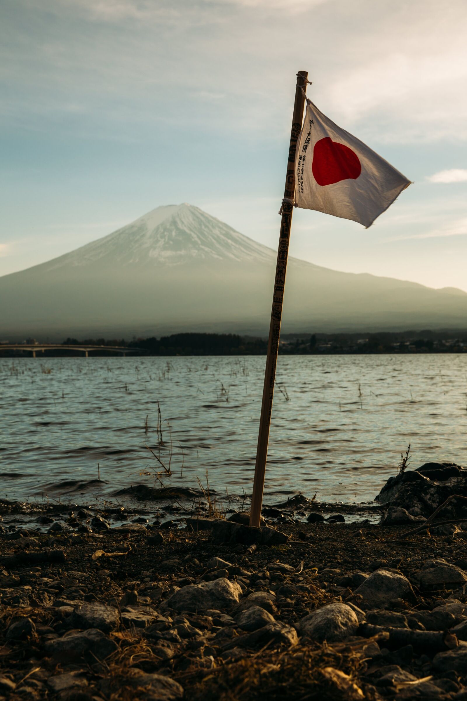 Canon EF 24-70mm F2.8L II USM sample photo. Daylight, flag, lake photography