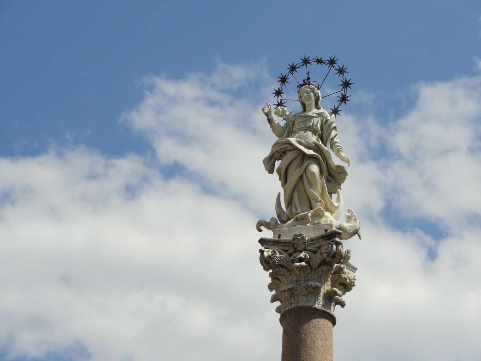 Sony Cyber-shot DSC-H55 sample photo. Italy, statue, town photography