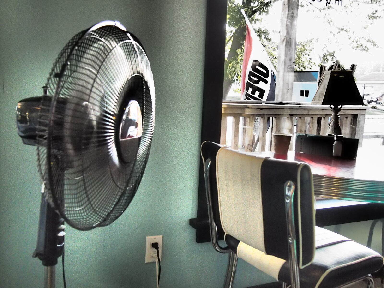 Olympus PEN E-PM1 sample photo. Chairs, diner, fan, summer photography