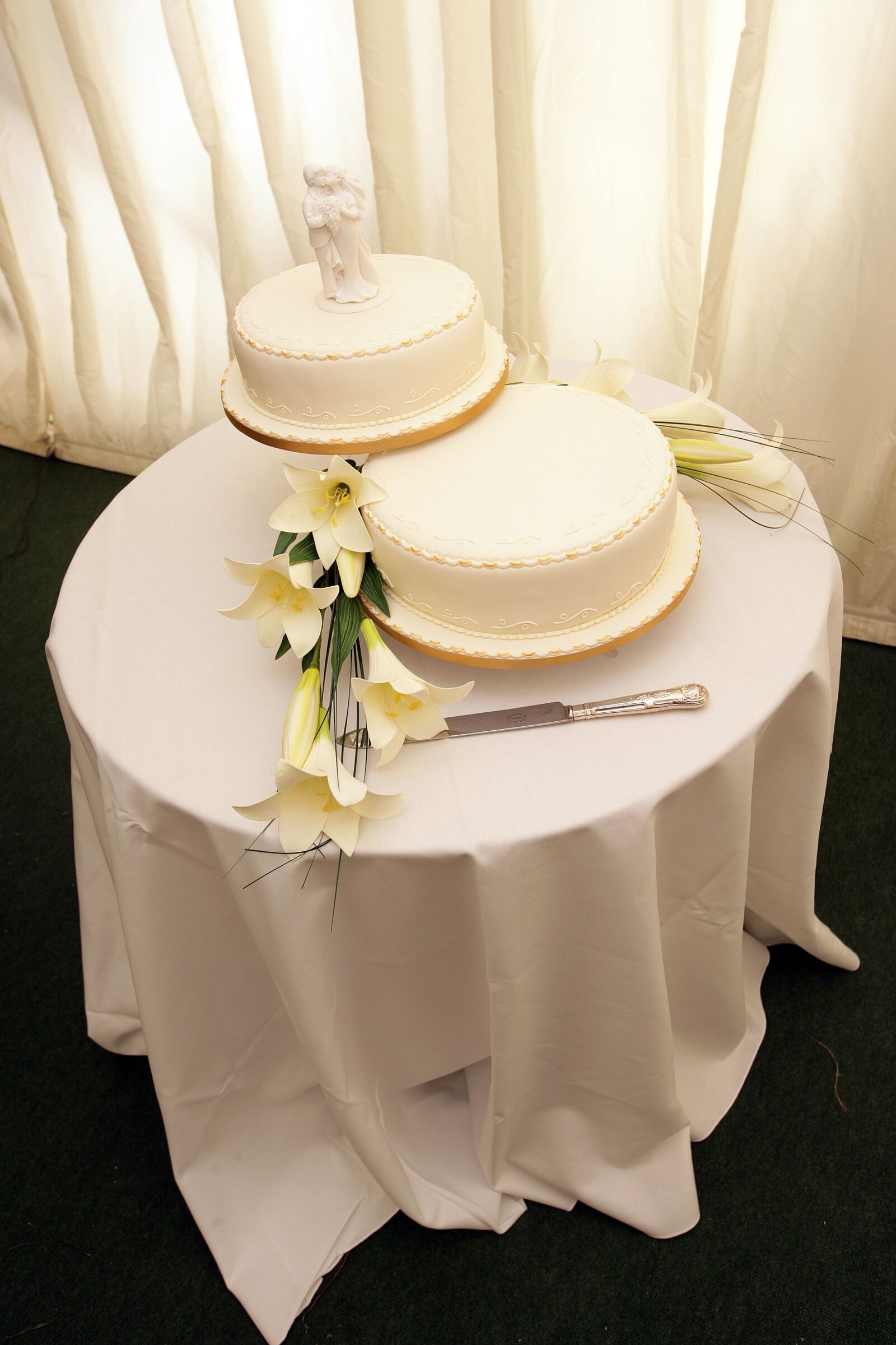 Canon EOS-1Ds Mark II sample photo. Wedding, wedding cake, white photography