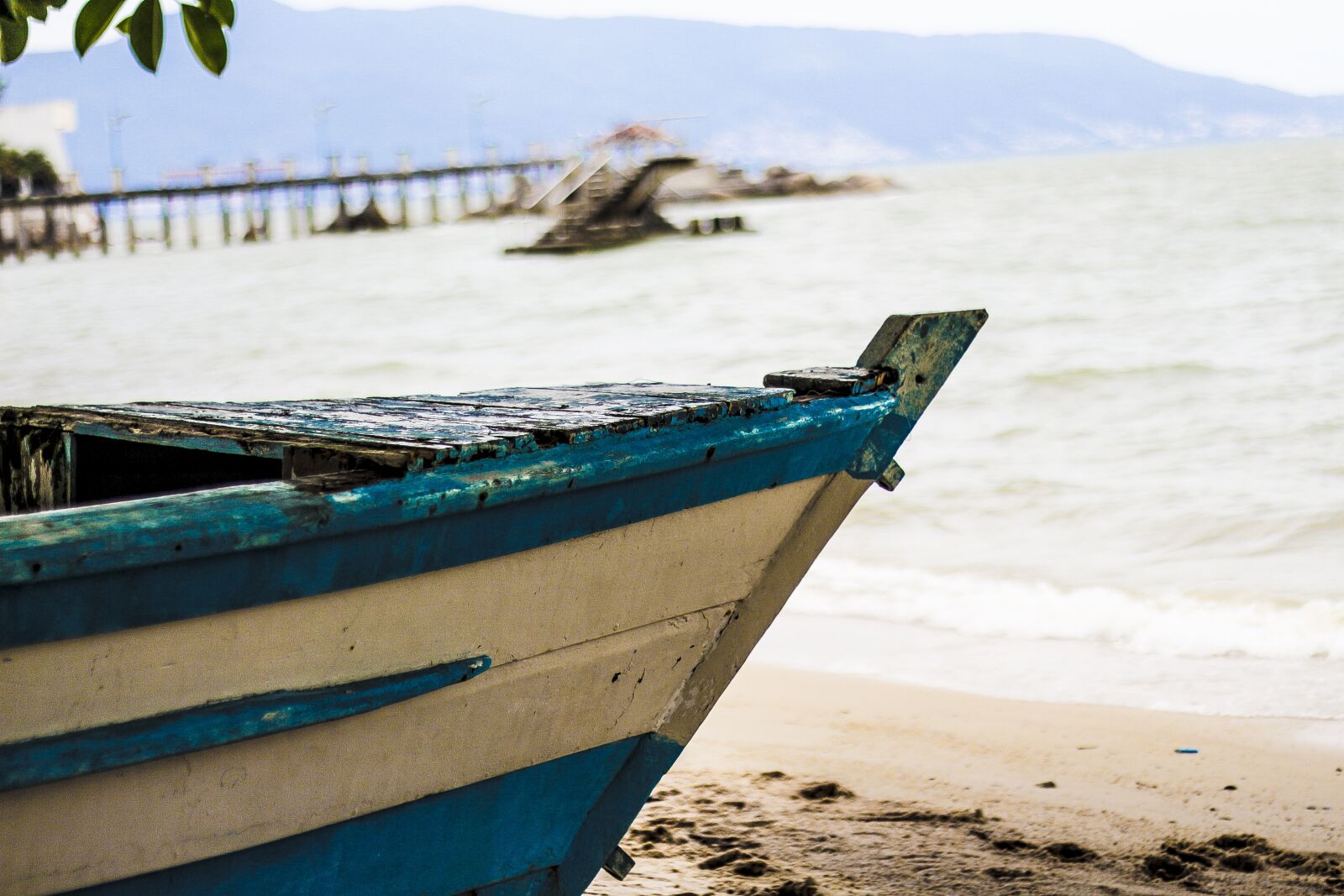 Canon EOS 700D (EOS Rebel T5i / EOS Kiss X7i) + Canon EF 50mm F1.8 II sample photo. Boat, ocean, sky photography