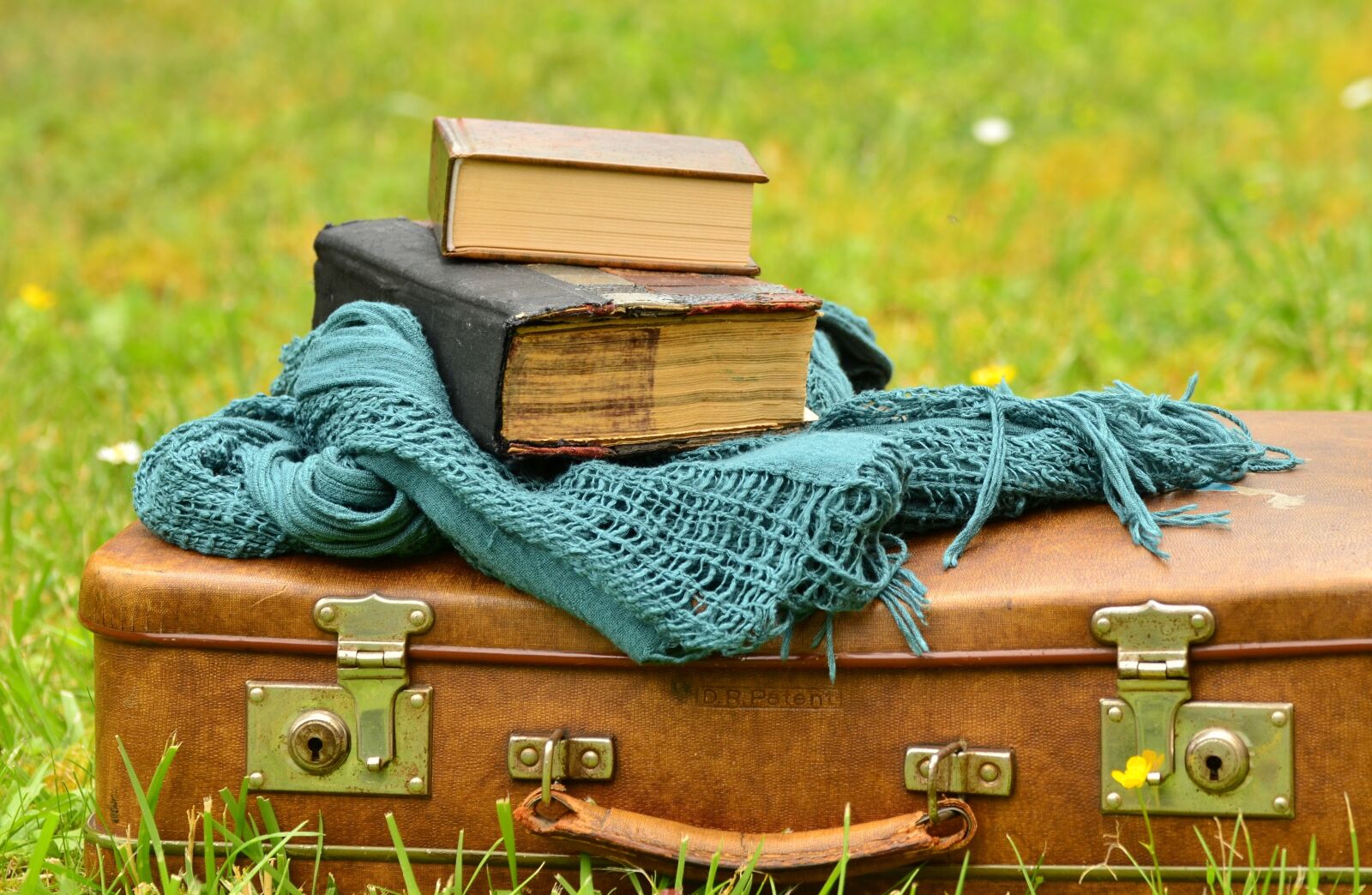 Nikon D5100 sample photo. Luggage, leather suitcase, old photography