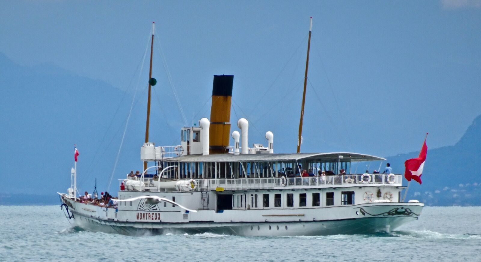 Sony Cyber-shot DSC-HX90V sample photo. Paddle steamer, boat, lake photography