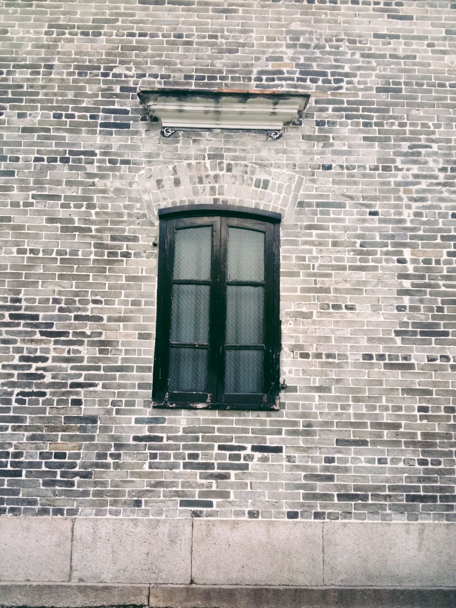Meizu m3 note sample photo. Windows, wall, old buildings photography