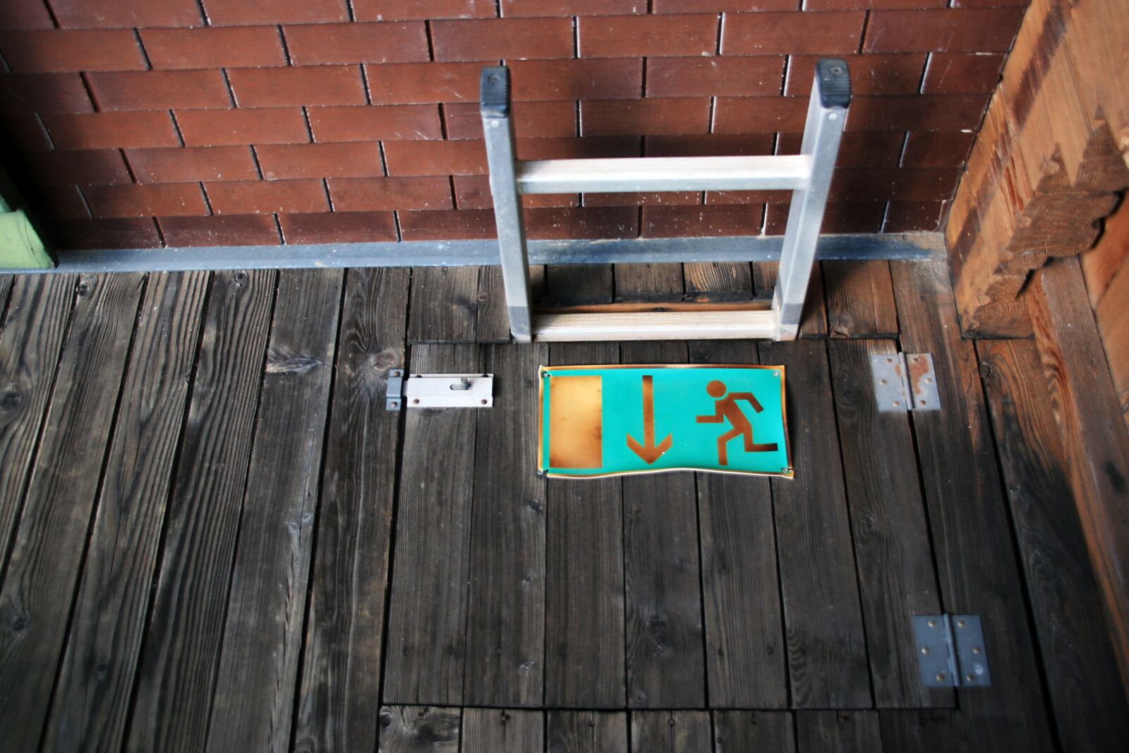 Canon EOS 400D (EOS Digital Rebel XTi / EOS Kiss Digital X) sample photo. Emergency staircase, exit, scale photography