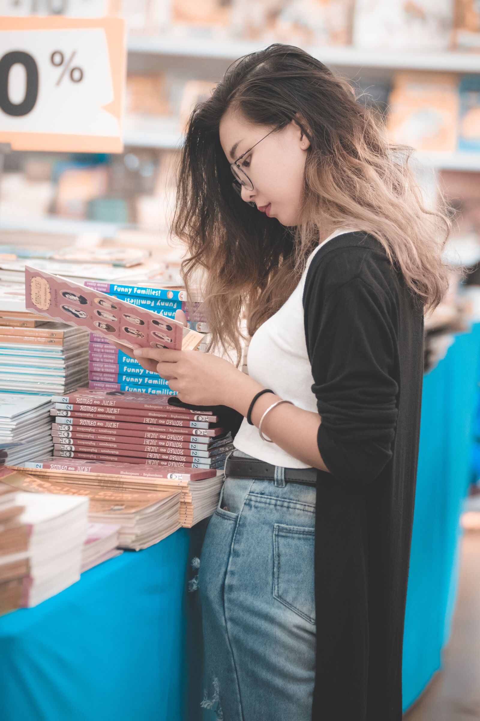 Canon EOS 80D + Canon EF 85mm F1.8 USM sample photo. Girl, coat black, books photography