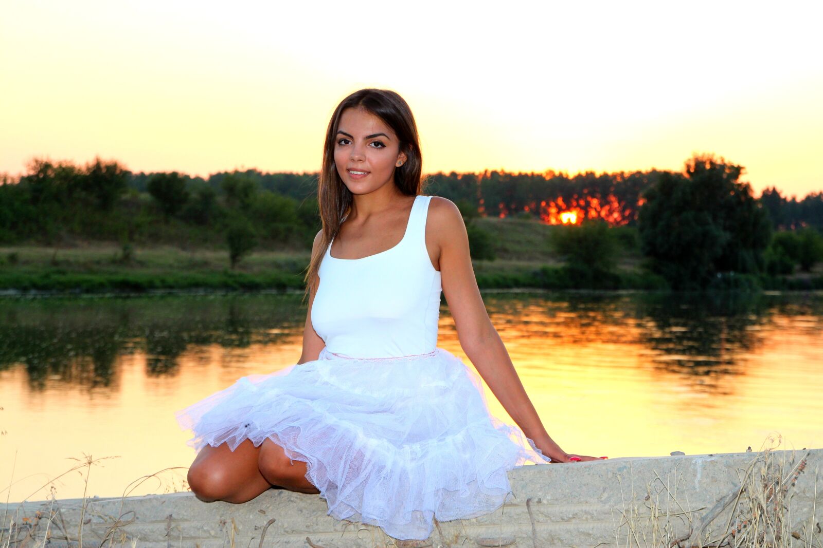 Canon EOS 700D (EOS Rebel T5i / EOS Kiss X7i) sample photo. Girl, sunset, lake photography