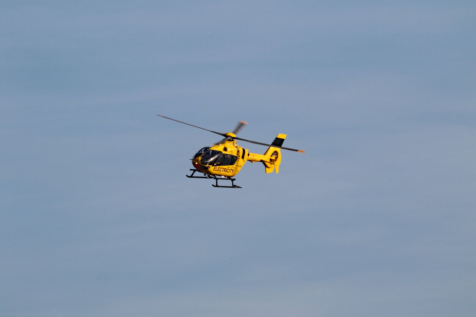 Canon EOS 7D Mark II + Canon EF 70-300mm F4-5.6L IS USM sample photo. Helicopter, low flying, flying photography