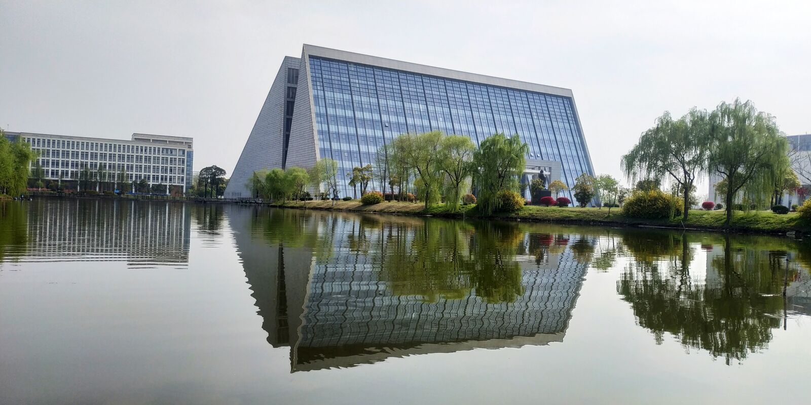 Xiaomi Redmi Note 5 sample photo. Reflection, building, architecture photography