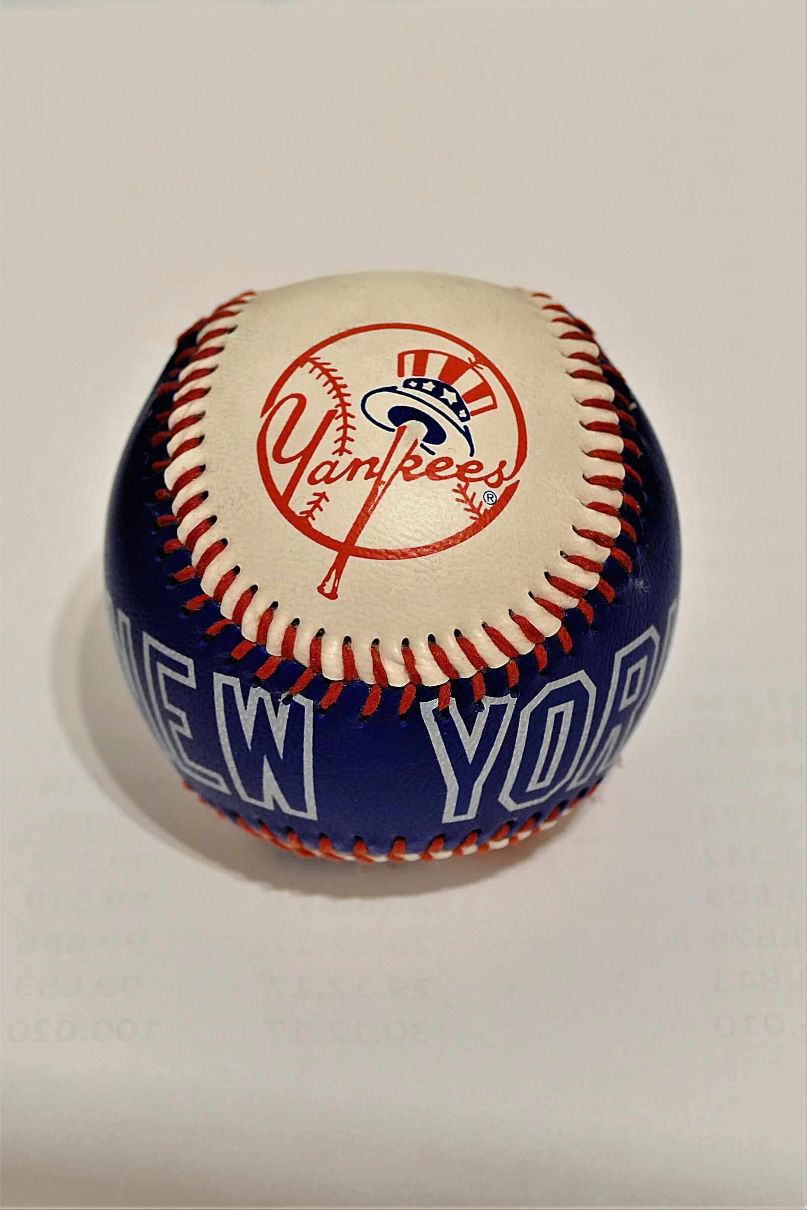 Panasonic Lumix DMC-FZ1000 sample photo. Baseball, souvenir, leather photography