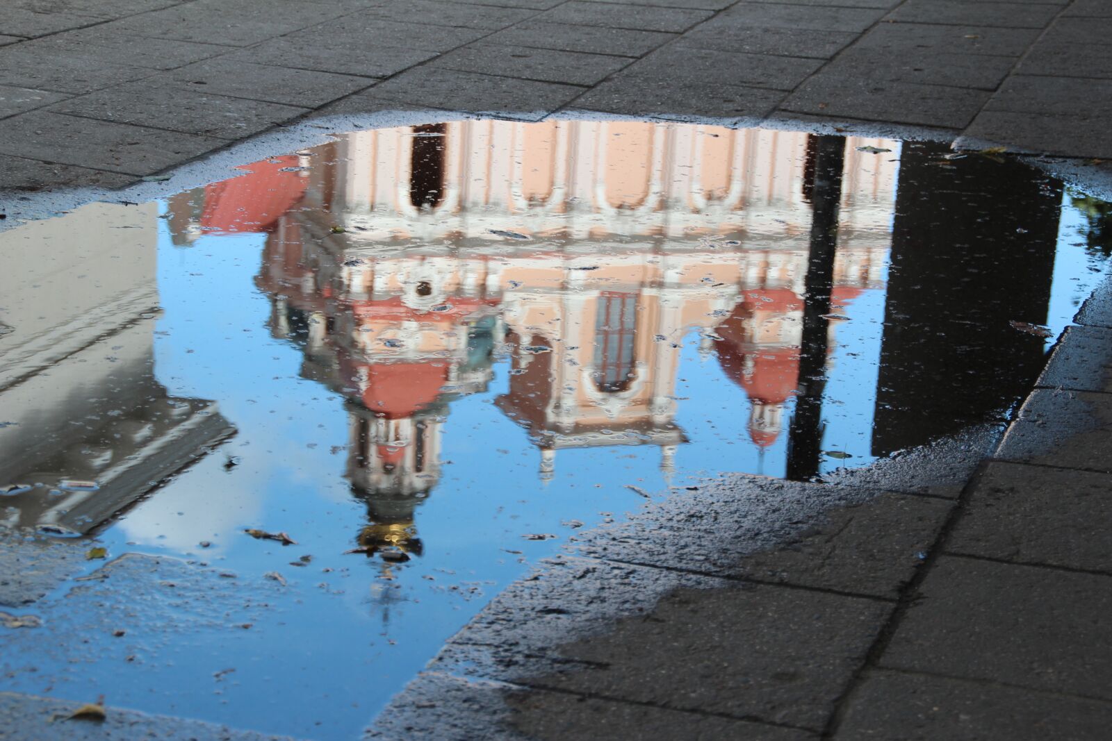 Canon EOS 600D (Rebel EOS T3i / EOS Kiss X5) sample photo. Lithuania, vilnius, mirroring photography
