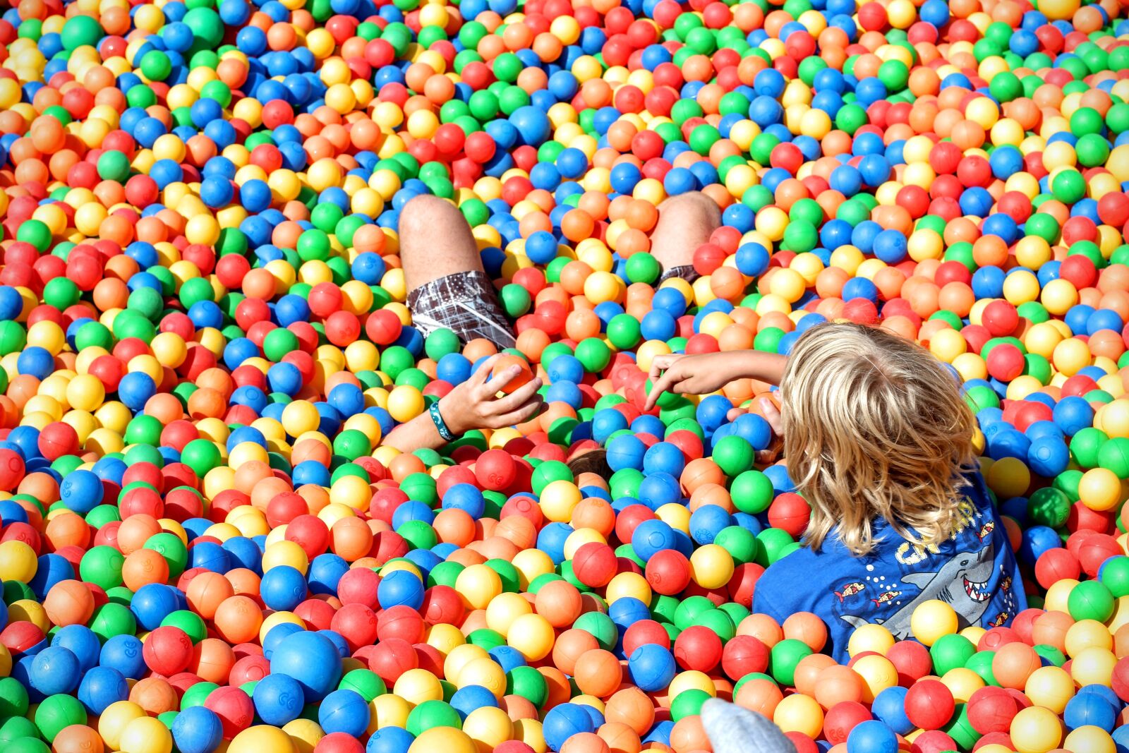 Canon EOS 600D (Rebel EOS T3i / EOS Kiss X5) + Canon EF 50mm F1.4 USM sample photo. Ball pit, play, balls photography