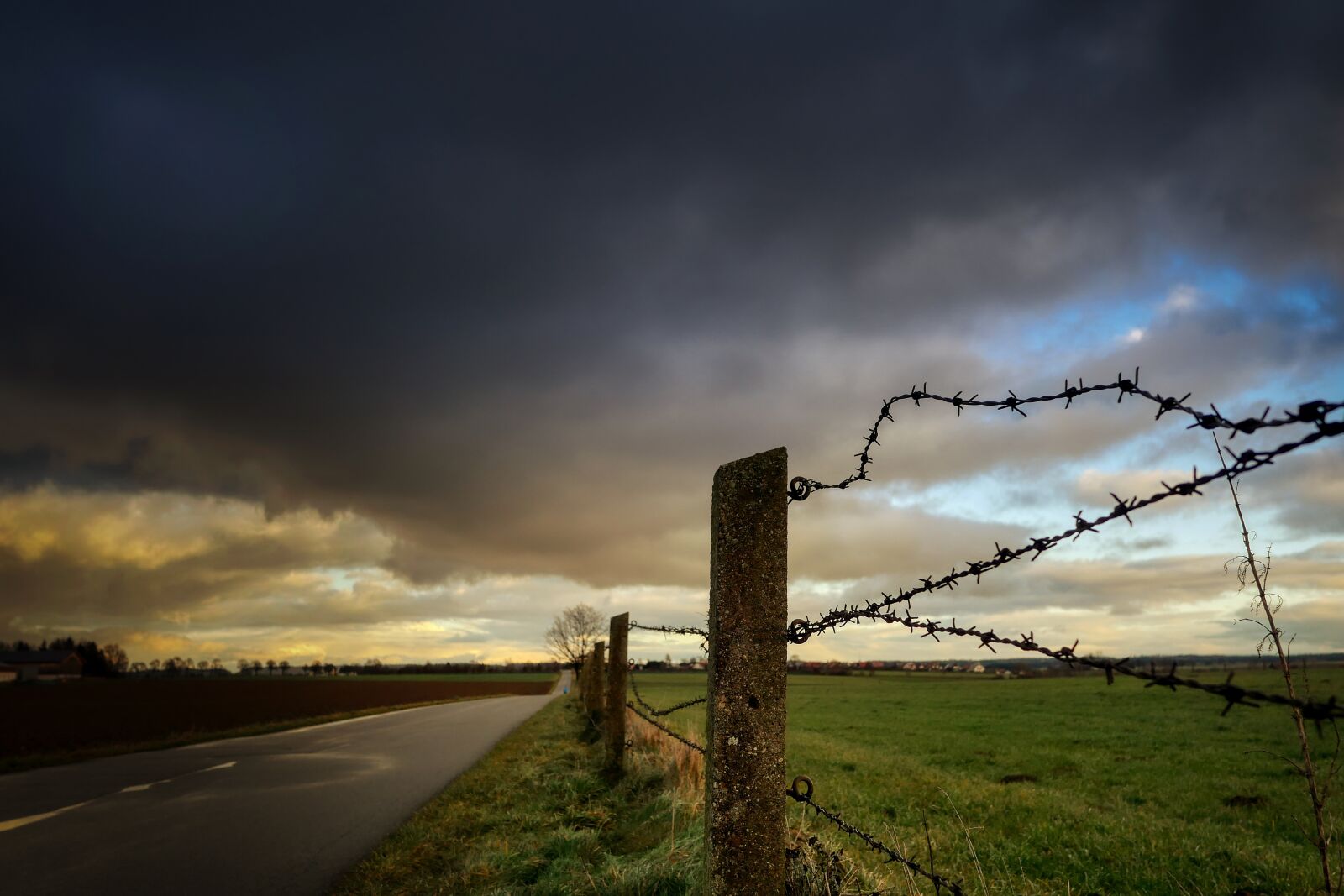 Panasonic Lumix DMC-GX8 sample photo. Clouds, abendstimmung, barbed wire photography