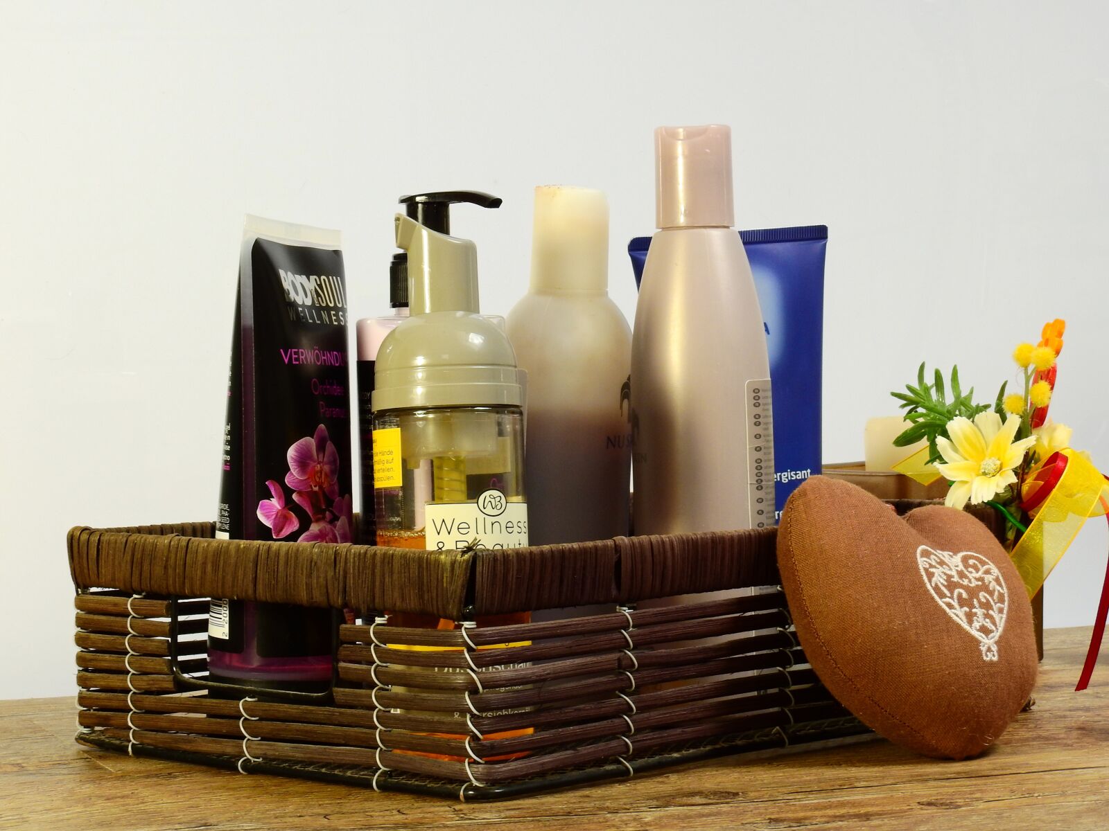 Nikon Coolpix P900 sample photo. Cosmetics, gift, deco photography