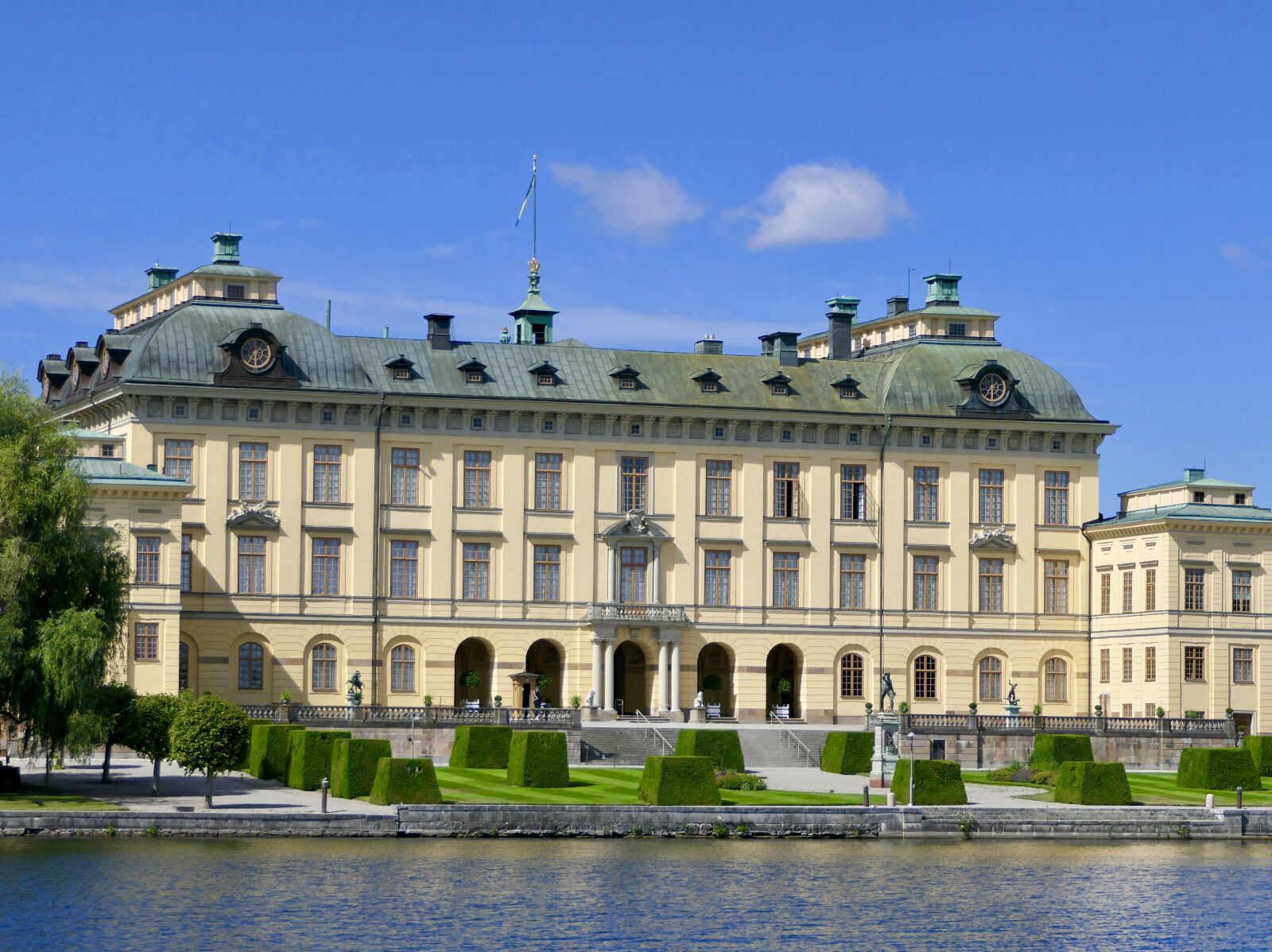 Panasonic Lumix DMC-FZ2500 (Lumix DMC-FZ2000) sample photo. Castle, drottningholm, summer residence photography