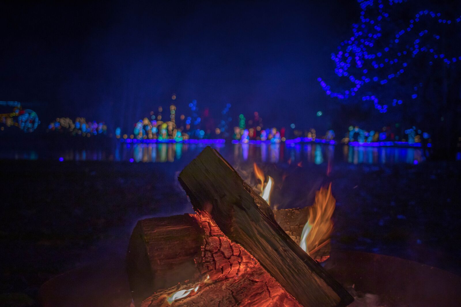 Canon EOS 200D (EOS Rebel SL2 / EOS Kiss X9) sample photo. Christmas, fire, campfire photography