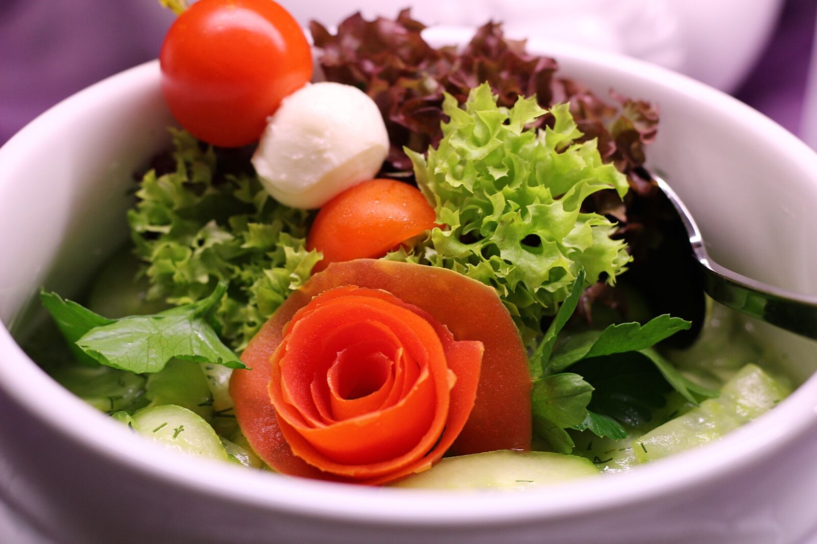 Canon EOS 600D (Rebel EOS T3i / EOS Kiss X5) + Canon EF 50mm F1.8 II sample photo. Salad, tomato, mozzarella photography
