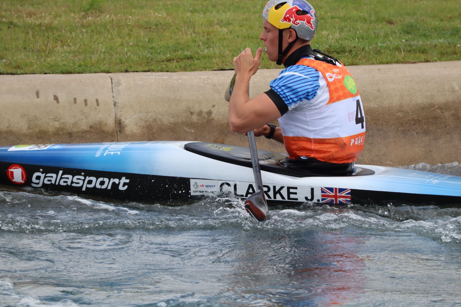 Canon EF-M 55-200mm F4.5-6.3 IS STM sample photo. Canoeing, canoe slalom, river photography
