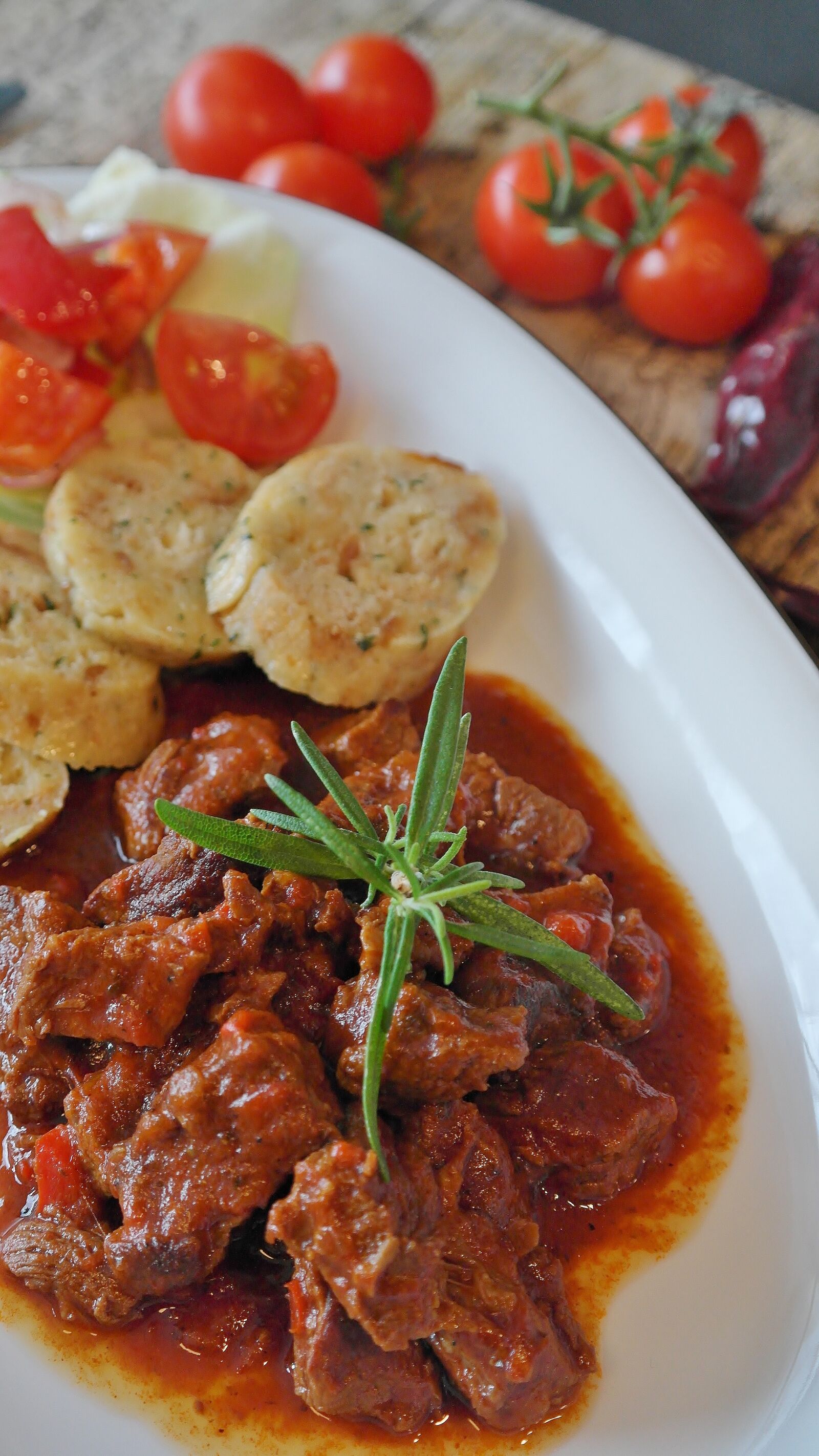 Samsung NX20 sample photo. Goulash, meat, beef photography