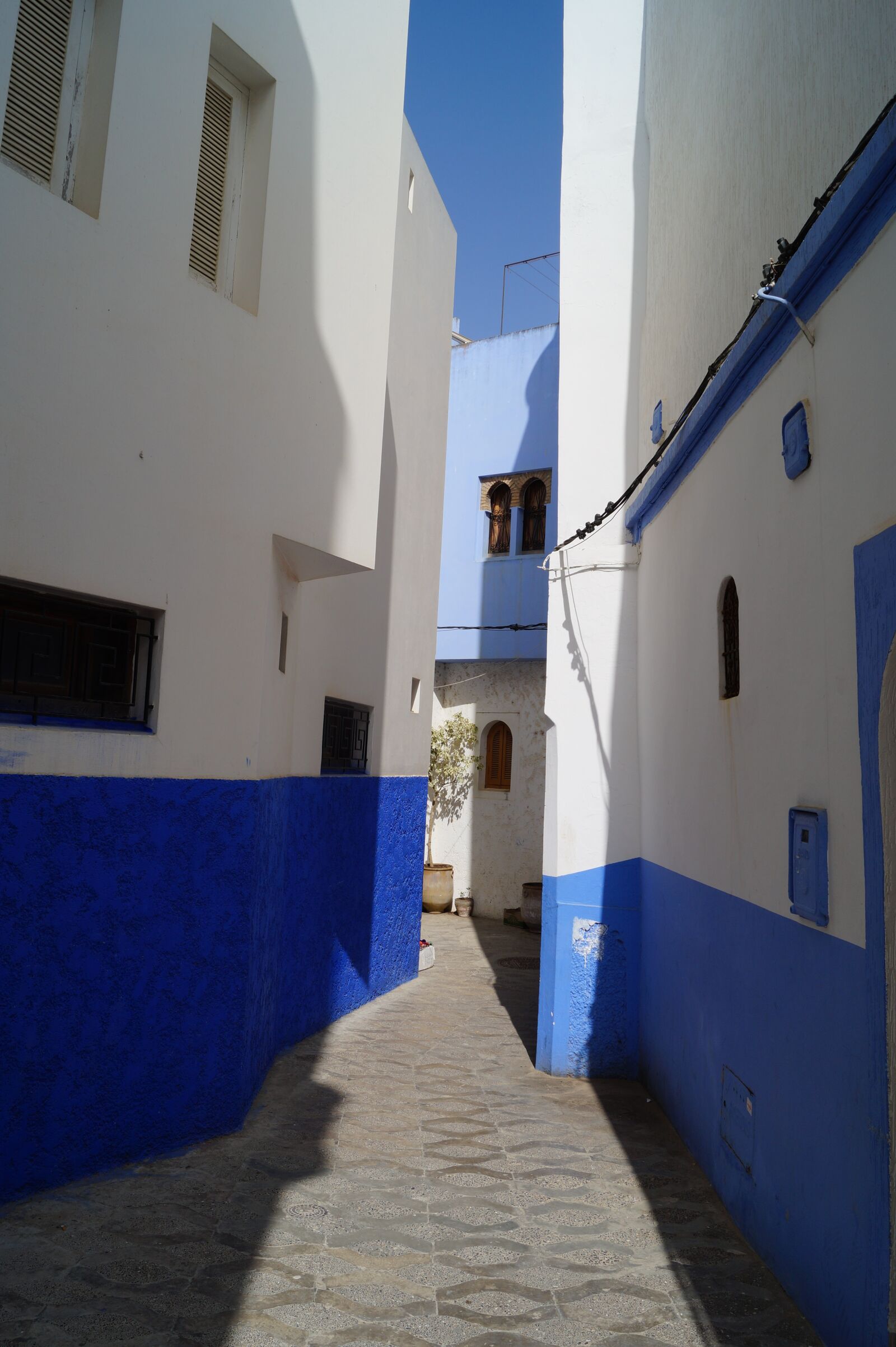 Sony DT 18-55mm F3.5-5.6 SAM II sample photo. Alley, blue, morocco photography