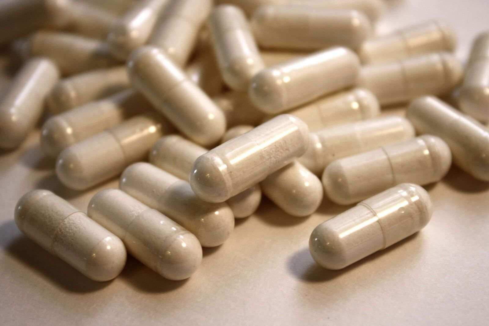 f/3.5-5.6 IS sample photo. Medicine, medicines, illness, capsule photography